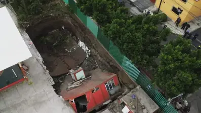 Meksika’da bir bina yolda oluşan dev çukurun içine devrildi
