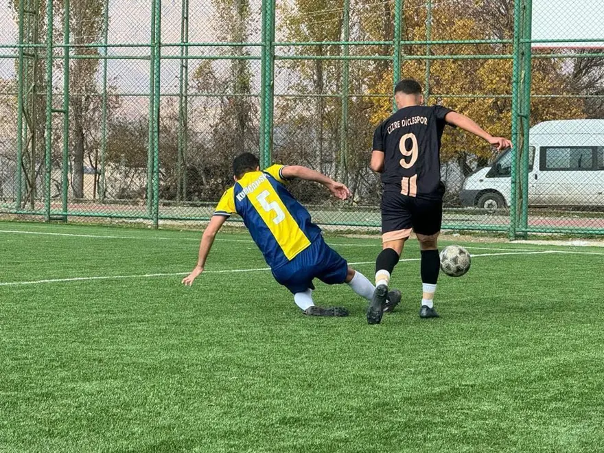 Bitiş düdüğü çaldı saha karıştı: Hakem ve rakip oyunculara saldırıya jandarma müdahale etti 