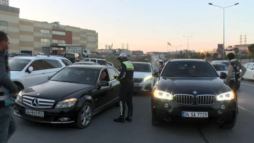 Trafikten kaçmak için kaldırımı üçüncü şerit yaptılar 4 Trafikten kaçmak için kaldırımı üçüncü şerit yaptılar 4