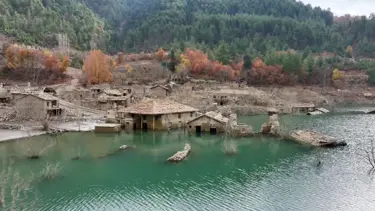 Baraj suları çekildi "batık köy" Darıbükü ortaya çıktı
