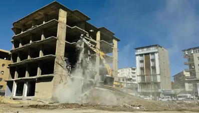 Yüksekova'da inşaat halindeki bina yıkıldı
