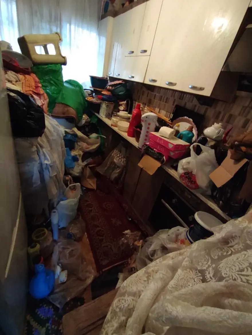 Anne ile oğlunun yaşadığı evden 45 ton çöp çıktı 2 Anne ile oğlunun yaşadığı evden 45 ton çöp çıktı 2