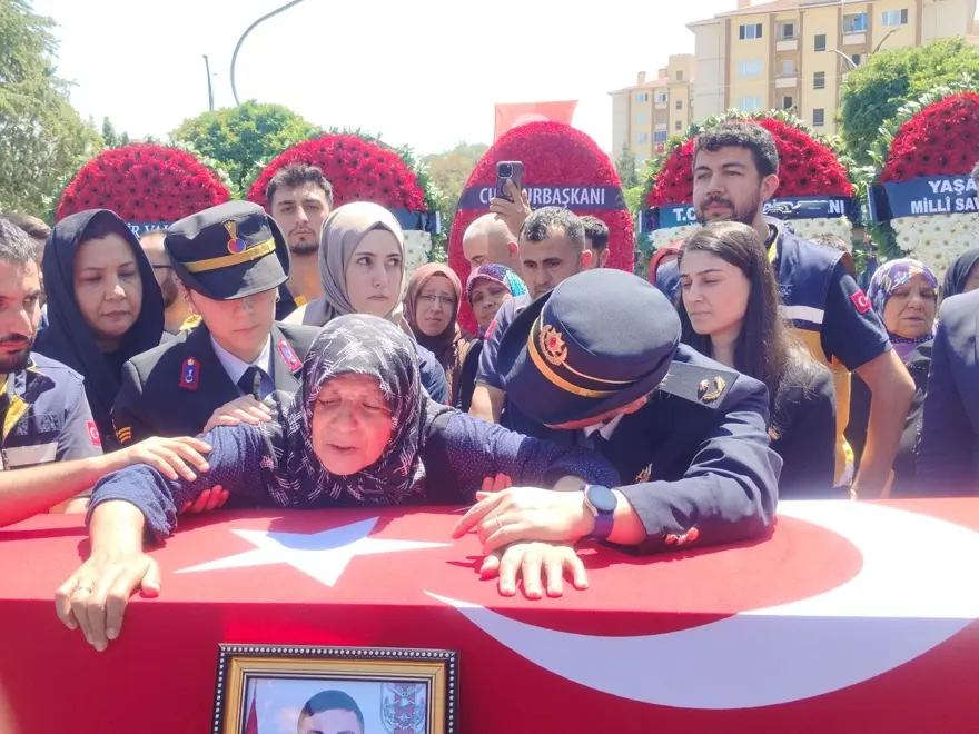 TABUTA SARILIP GÖZYAŞI DÖKTÜ 2