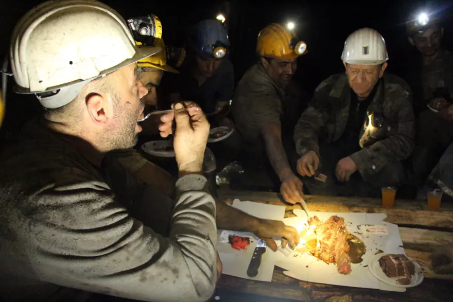 Madenciler, yılbaşını yerin metrelerce altında kutladı 1 Madenciler, yılbaşını yerin metrelerce altında kutladı 1