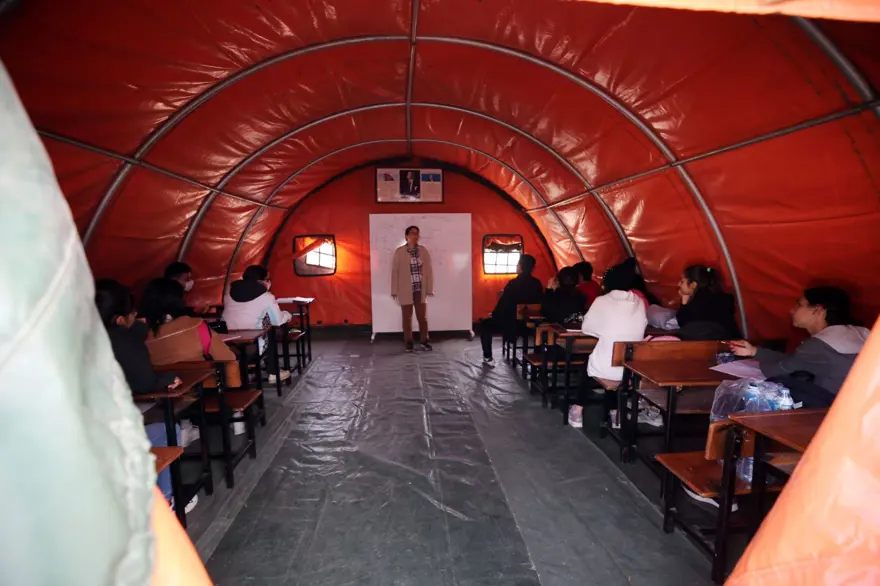 Depremzede öğrencilere çadırda LGS ve YKS kursu 2