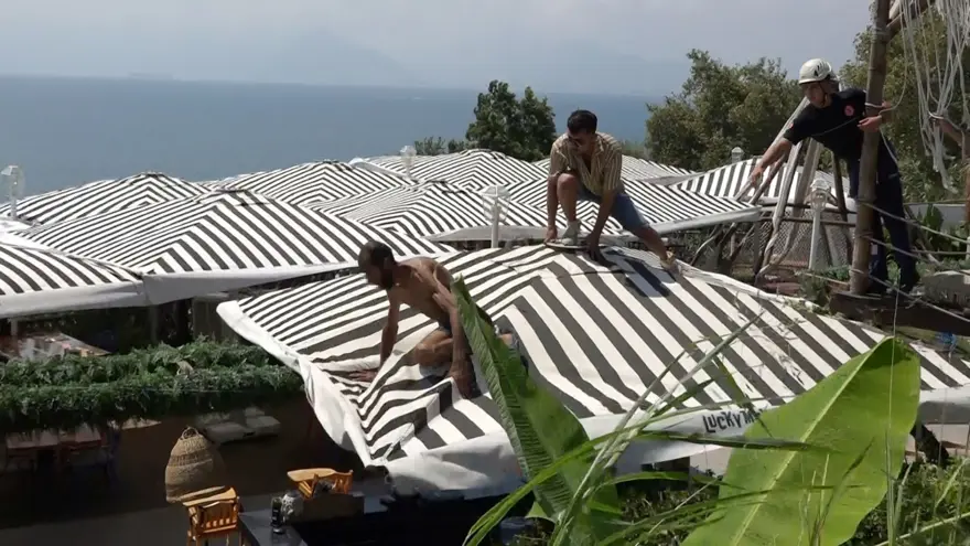 Antalya'da falezlere çıkan adam polislere zor anlar yaşattı 4 Antalya'da falezlere çıkan adam polislere zor anlar yaşattı 4