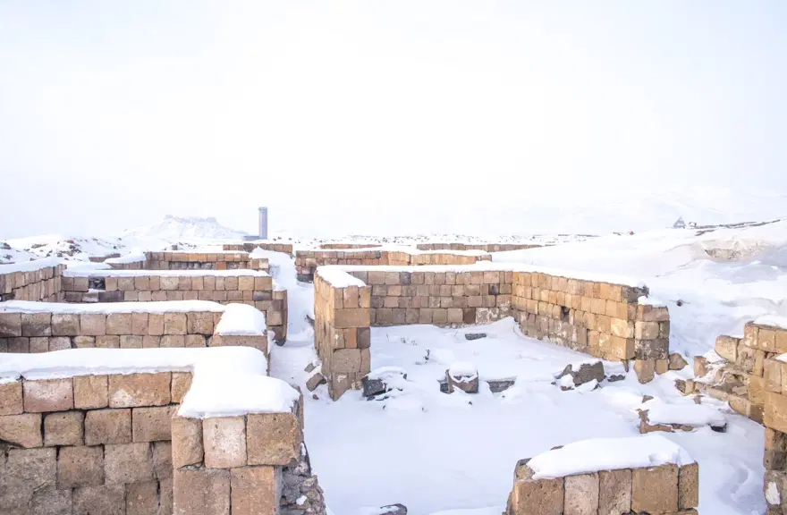 Beyaza bürünen Ani Antik Kenti masalsı güzelliğiyle yerli ve yabancı turistleri ağırlıyor 5 Beyaza bürünen Ani Antik Kenti masalsı güzelliğiyle yerli ve yabancı turistleri ağırlıyor 5