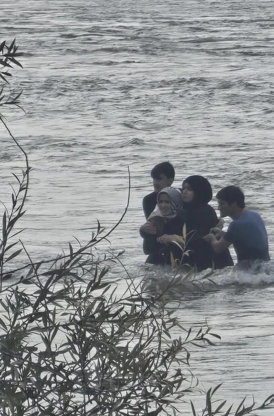 Piknik yaparken boğuluyorlardı: Birbirlerine sarılarak hayatta kaldılar 1
