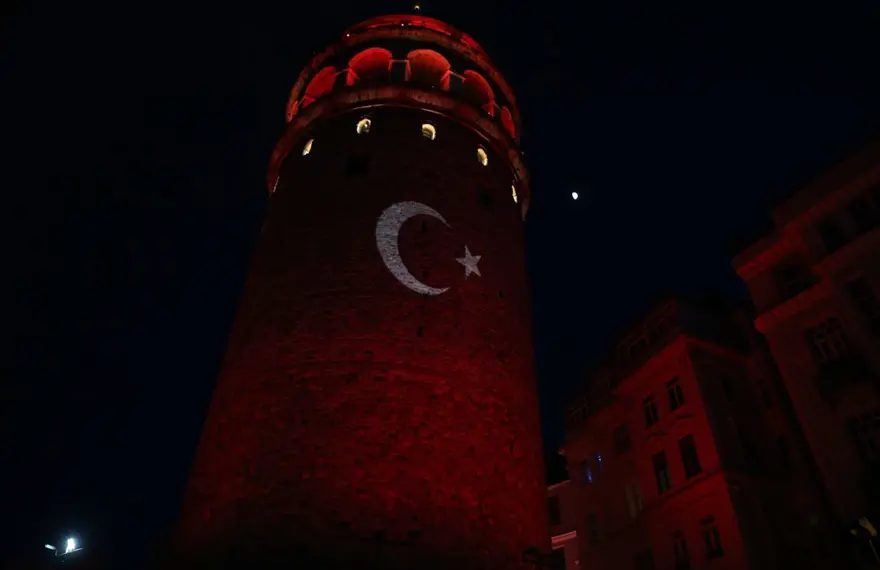 İstanbul'un tarihi simgeleri Milli Takım'a destek için Kırmızı-Beyaza büründü 15
