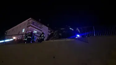 Kontrolden çıktı, bariyere çarpıp asılı kaldı