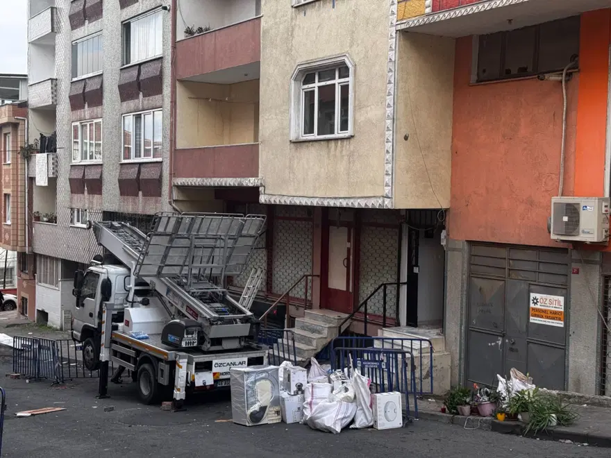 İstanbul'da kolonları çatlayan 6 katlı bina tahliye edildi 