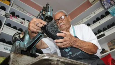 "Doktor" lakabıyla tanınıyor: 75 yıldır baba mesleğini yapıyor