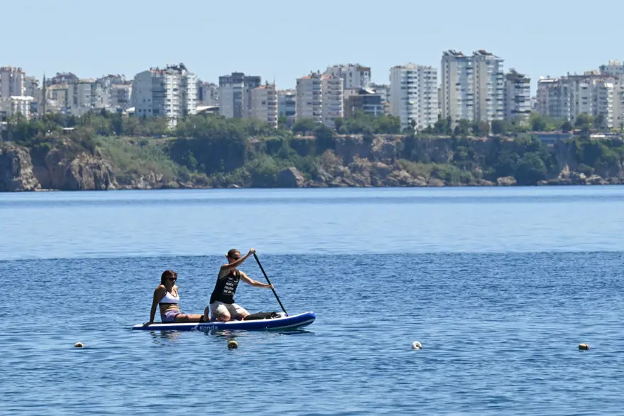 Antalya'da sıcaktan bunalan sahile koştu 6 Antalya'da sıcaktan bunalan sahile koştu 6