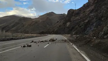 Erzurum-Artvin Karayolu’nda heyelan