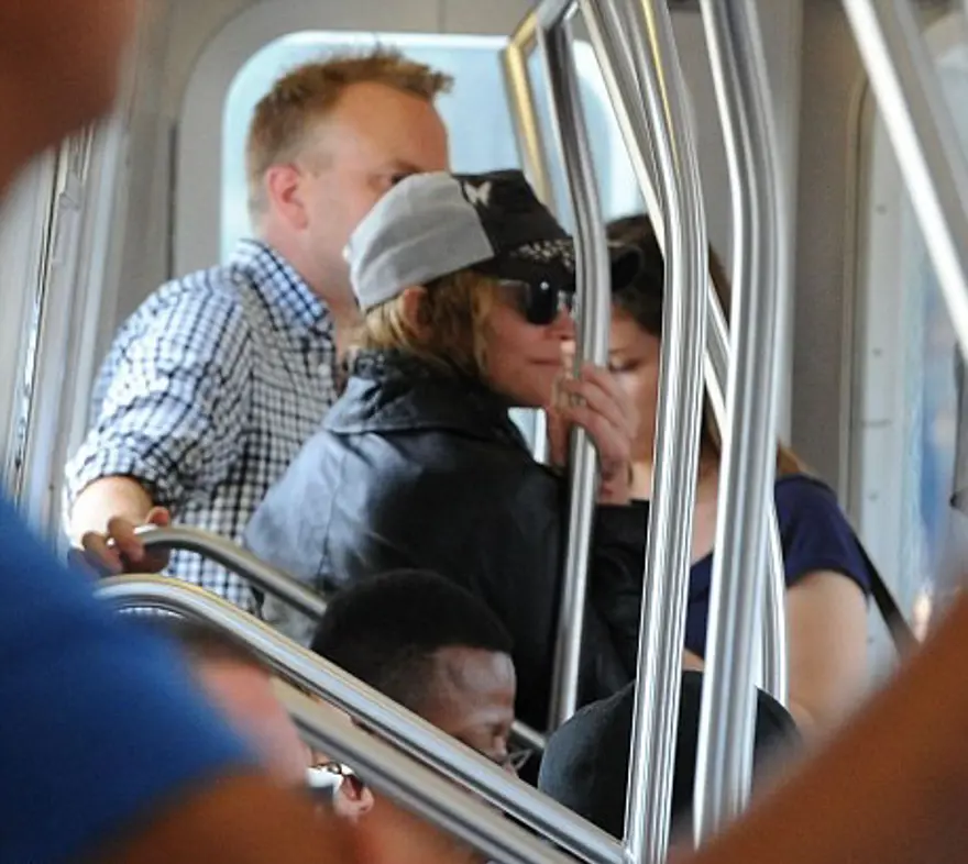 Oyuncu Merve Boluğur otobüste (Toplu taşıma kullanan ünlüler) 36