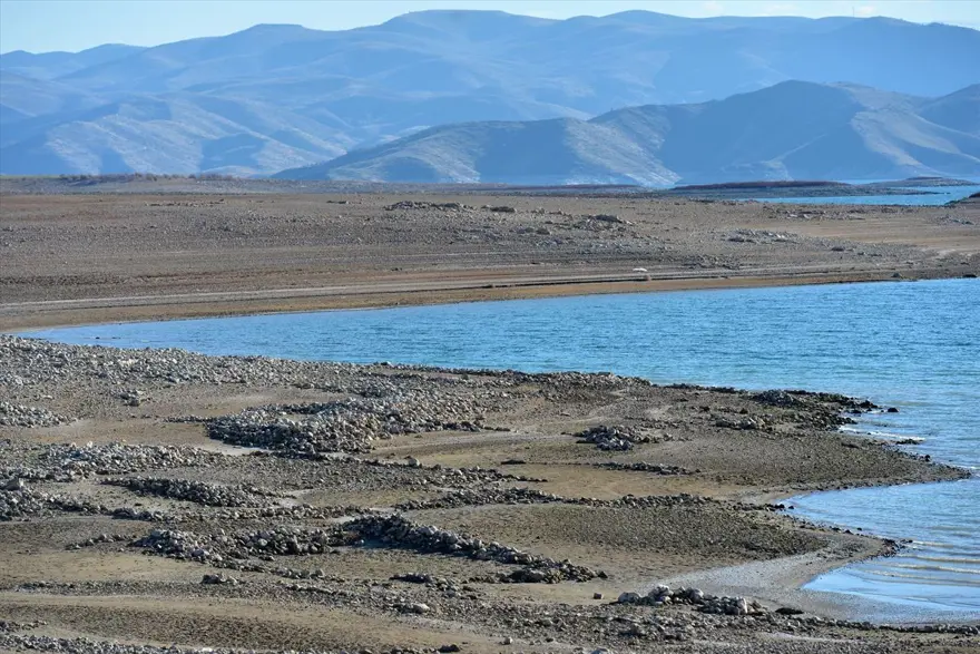 Keban Baraj Gölü'nde suyun çekilmesiyle tarihi höyükler de gün yüzüne çıktı 15