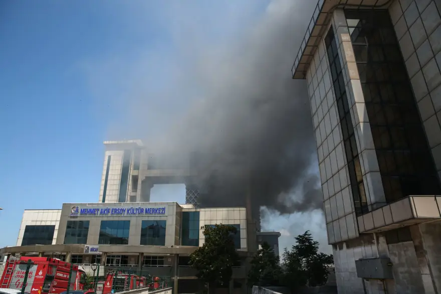 Bayrampaşa'da kültür merkezinde yangın 11