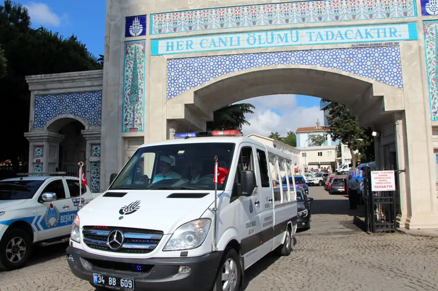 Cüneyt Arkın'ı binlerce kişi gözyaşlarıyla uğurladı 17 Cüneyt Arkın'ı binlerce kişi gözyaşlarıyla uğurladı 17