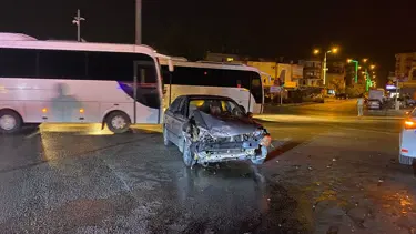 Otomobil ile ticari araç kavşakta çarpıştı: 3 yaralı