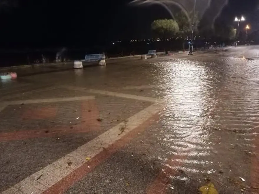 Sağanak ve fırtına birçok kentte hayatı olumsuz etkiledi 3 Sağanak ve fırtına birçok kentte hayatı olumsuz etkiledi 3