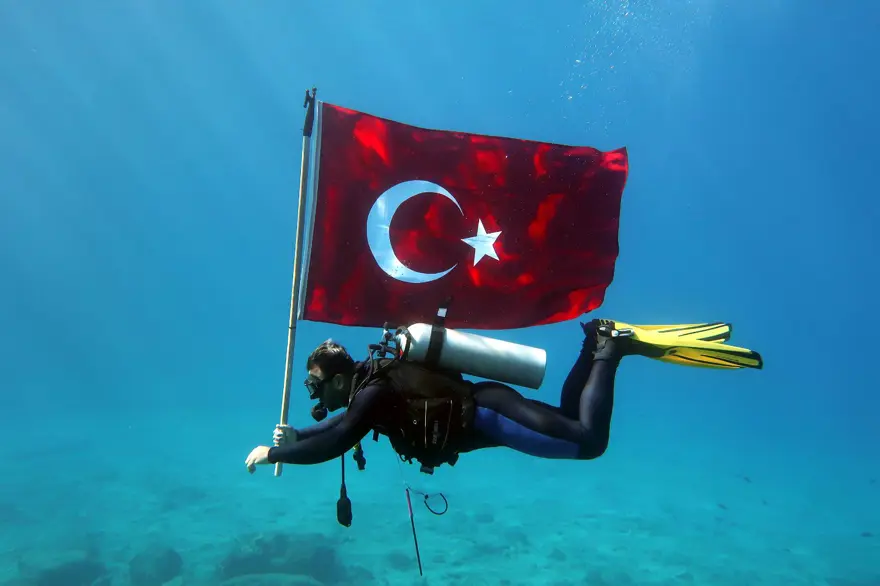 29 Ekim Cumhuriyet Bayramı'nı su altında bayrak açarak kutladılar 2
