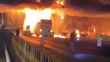 Gişelerde beton bariyere çarpan yolcu otobüsü alev aldı: 6 yaralı