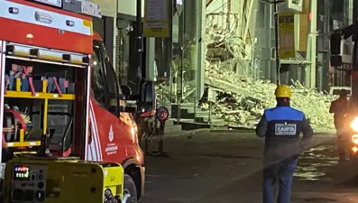 Güngören'de yıkımı gerçekleştirilen bina kısmen çöktü: Göçük altında kalan işçinin cansız bedenine ulaşıldı