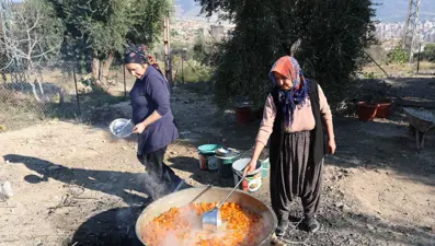 Adana ve Hatay'da sofradan eksik olmuyor: Saatlerce odun ateşinde kaynıyor