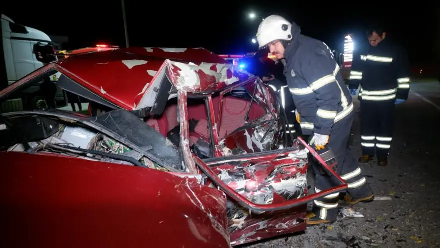 TIR’la çarpışan otomobil hurda yığınına döndü:Sürücü yaşamını yitirdi 