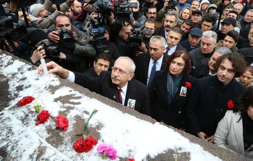 Gazeteci Uğur Mumcu katledilişinin 25'inci yılında anıldı 2 Gazeteci Uğur Mumcu katledilişinin 25'inci yılında anıldı 2