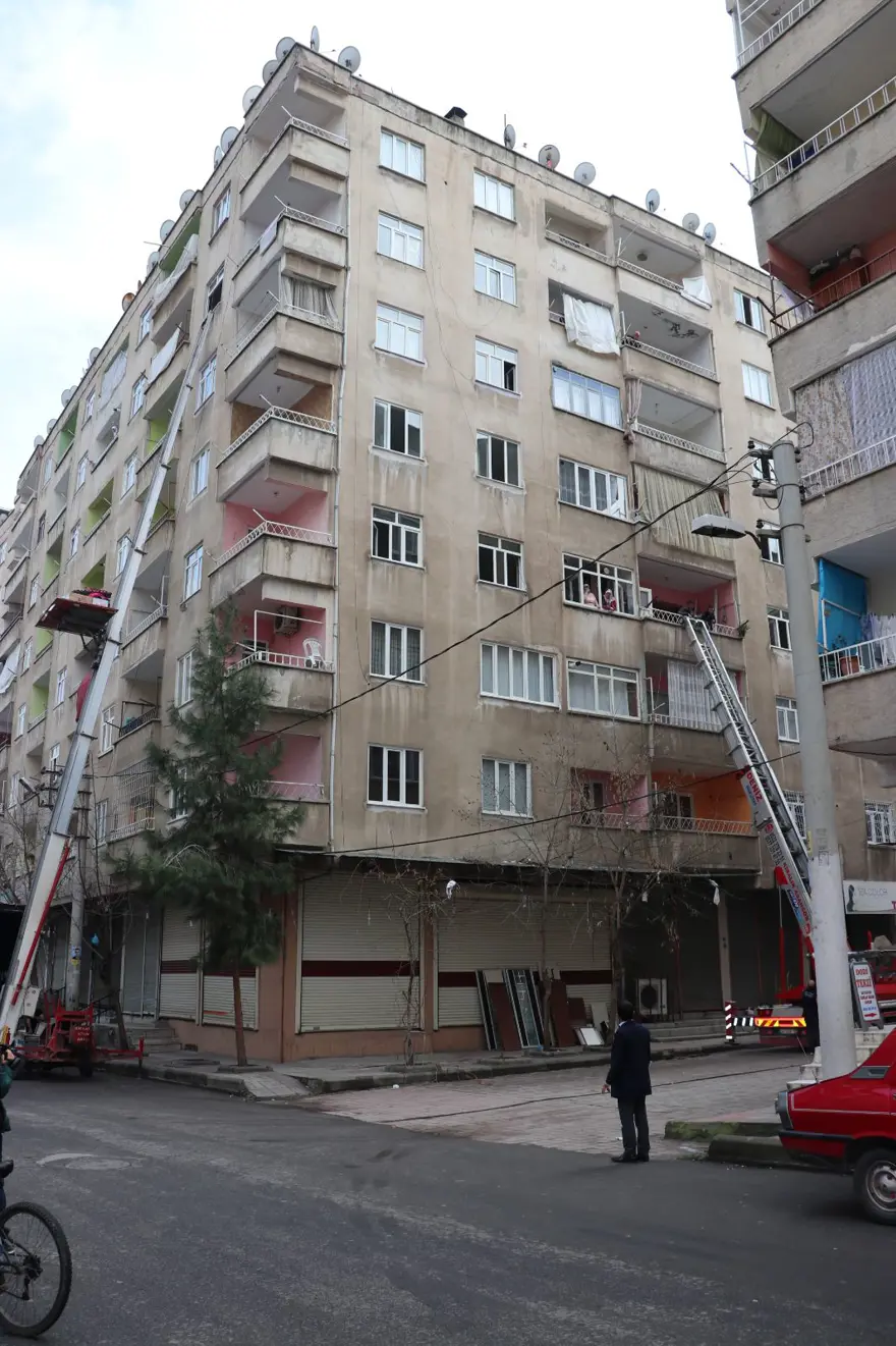 Diyarbakır'da ağır hasarlı binaya tahliye 7