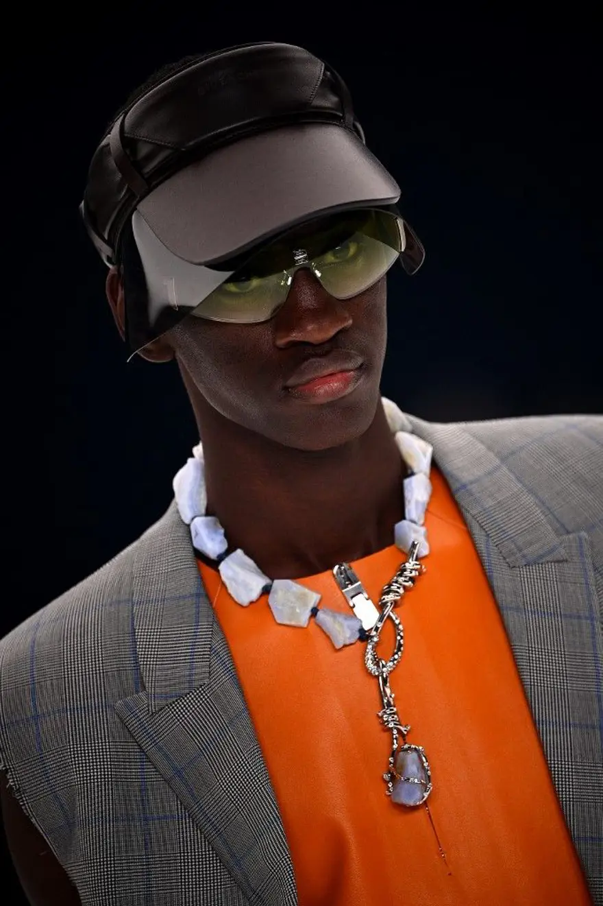 Givenchy'nin kolyesi tartışmaya neden oldu 12 Givenchy'nin kolyesi tartışmaya neden oldu 12