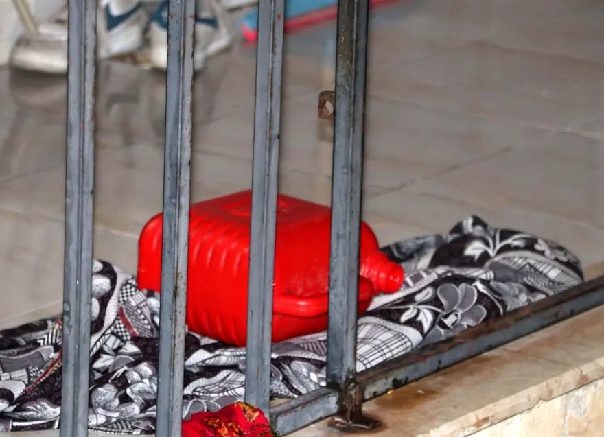 Ailesi içerdeyken benzinle evi yakmaya çalıştı 