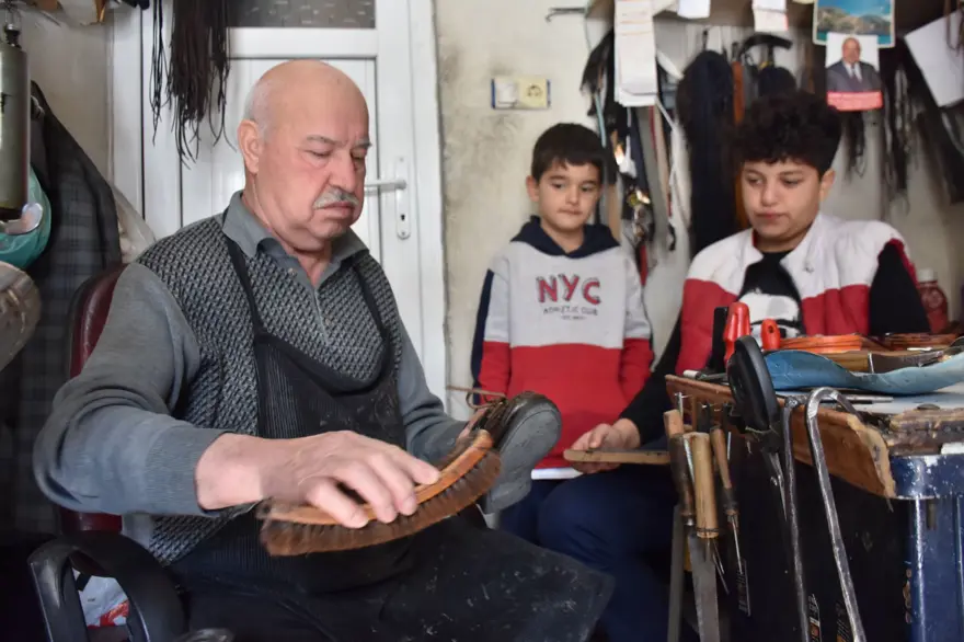 20 yaşında çırak olarak devraldı, 45 yıldır bu işi yapıyor: "Biz babamızdan bu şekilde öğrendik" 1