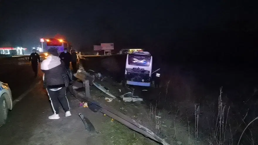 Bursa'da yolcu otobüsü tarlaya uçtu: 12 yaralı 1
