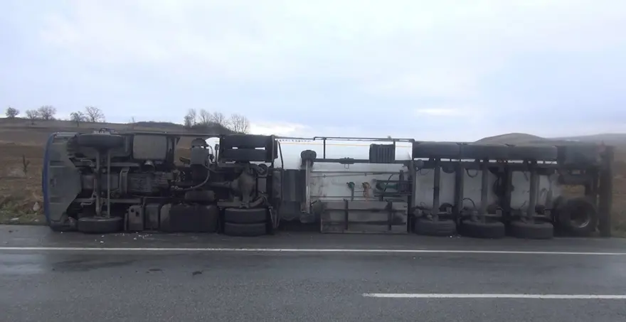Silivri’de gaz yüklütanker devrildi: İki yaralı 