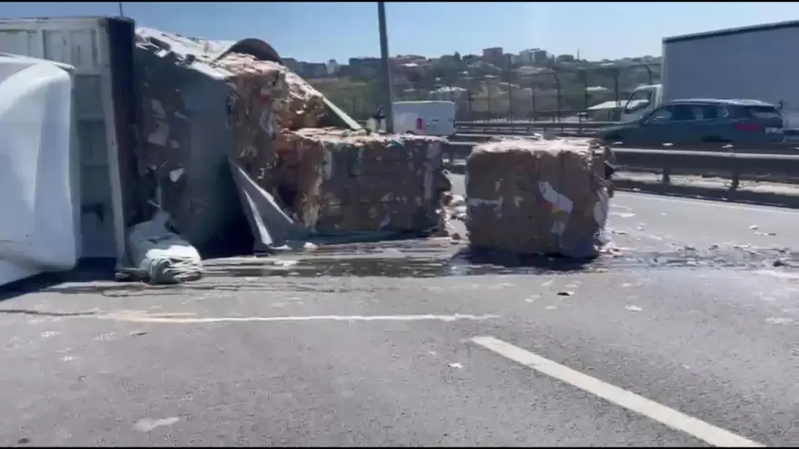 İstanbul'da trafiği kilitleyen kaza: Araçlar adım adım gidiyor 1