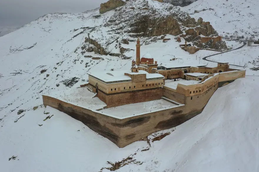 İshak Paşa Sarayı ilkbaharda karlı manzarasıyla ziyaretçilerini ağırlıyor 6 İshak Paşa Sarayı ilkbaharda karlı manzarasıyla ziyaretçilerini ağırlıyor 6