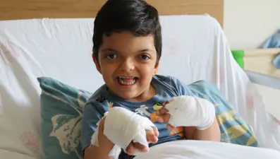 Doktorların bile ismini yeni duyduğu hastalık: 4 yaşındaki Umut'ın 10 parmağı açıldı