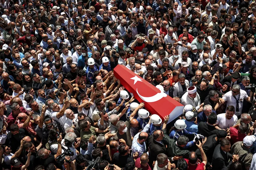 Cüneyt Arkın'ı binlerce kişi gözyaşlarıyla uğurladı 56 Cüneyt Arkın'ı binlerce kişi gözyaşlarıyla uğurladı 56