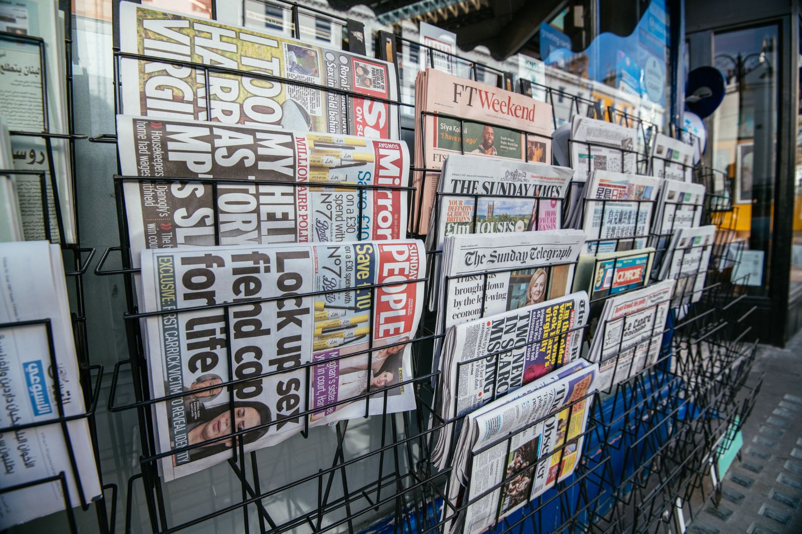 Dünyanın en eski pazar gazetesi satılıyor