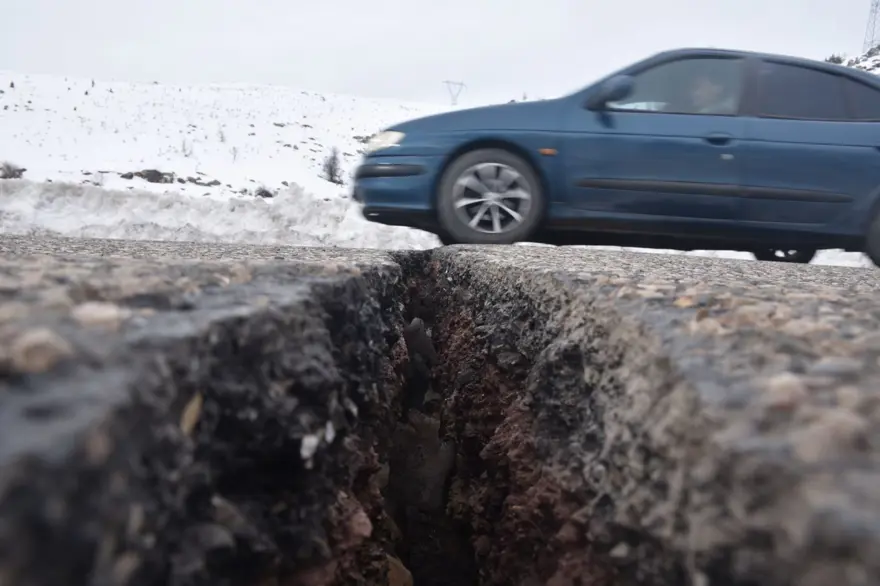 Deprem felaketinin ardından yollar yarıldı, dağlardan kaya parçaları koptu 3