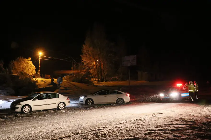 KOP DAĞI GEÇİDİ'NDE KAR VE TİPİ ULAŞIMDA AKSAMALARA YOL AÇTI 7