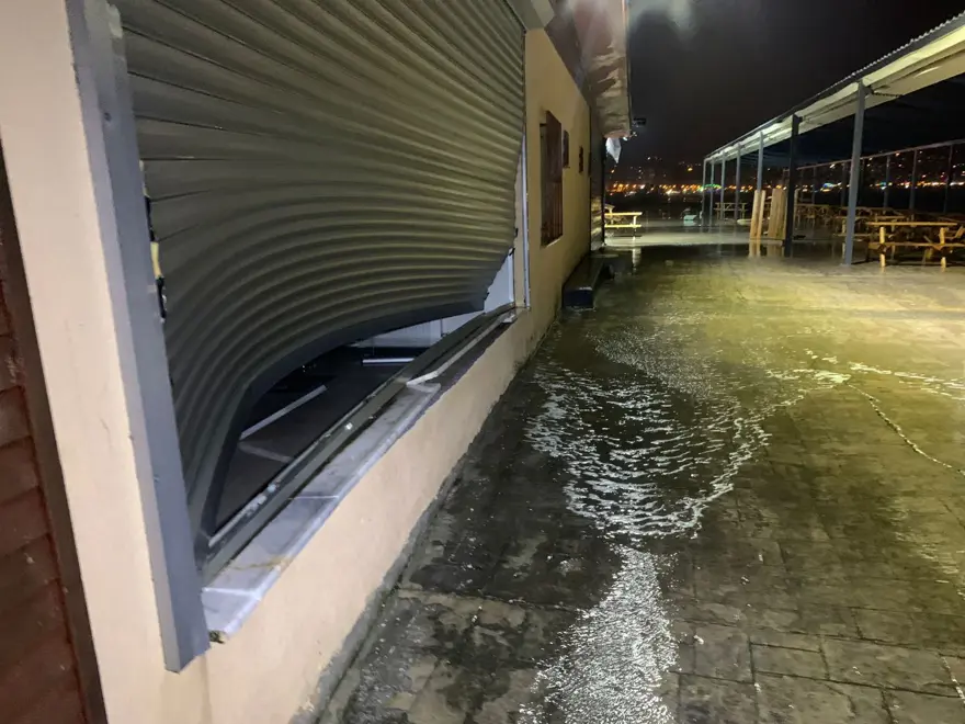Rize'de fırtına: Dev dalgalar camları kırdı, 8 katlı apartman boşaltıldı 1