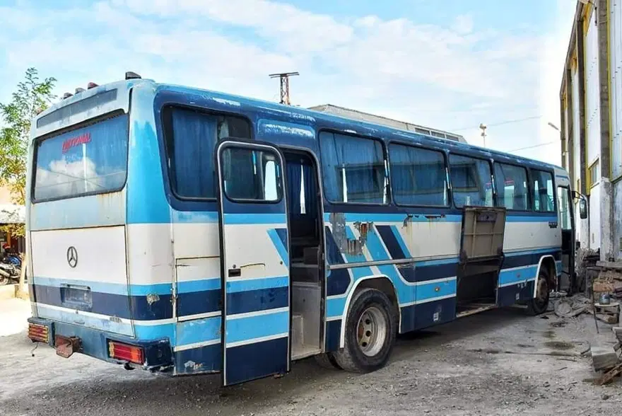 Emekli öğretmen harabe haldeki otobüsü kütüphaneye çevirdi 6