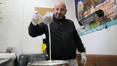 Bir bardak süt ile önyargıları yıktı: Sabah okula giden çocuklara dağıttı