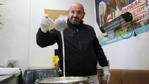 Bir bardak süt ile önyargıları yıktı: Sabah okula giden çocuklara dağıttı