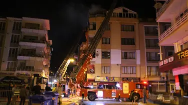 Karşı apartmandaki yangına, balkondan hortumla müdahale etti