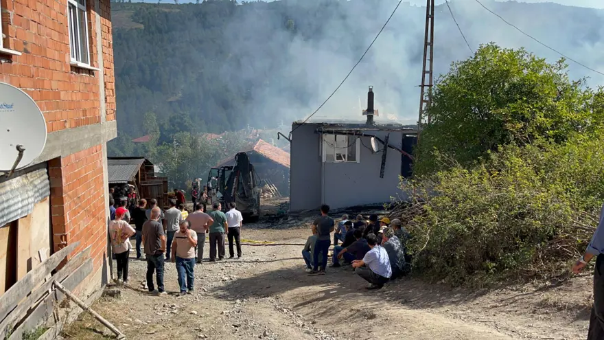 Kastamonu'da yangın: Bir kişi hayatını kaybetti, 3 ev küle döndü 6