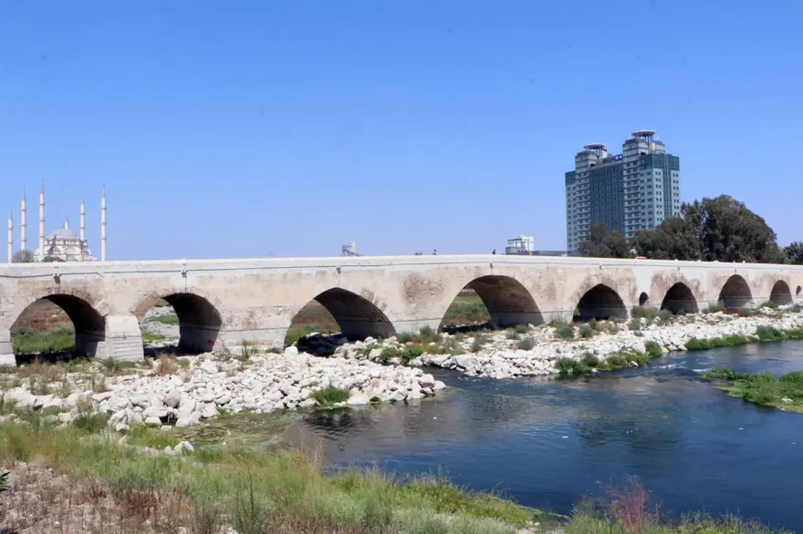 16 asırlık Taşköprü'nün sprey boya çilesi bitmiyor 